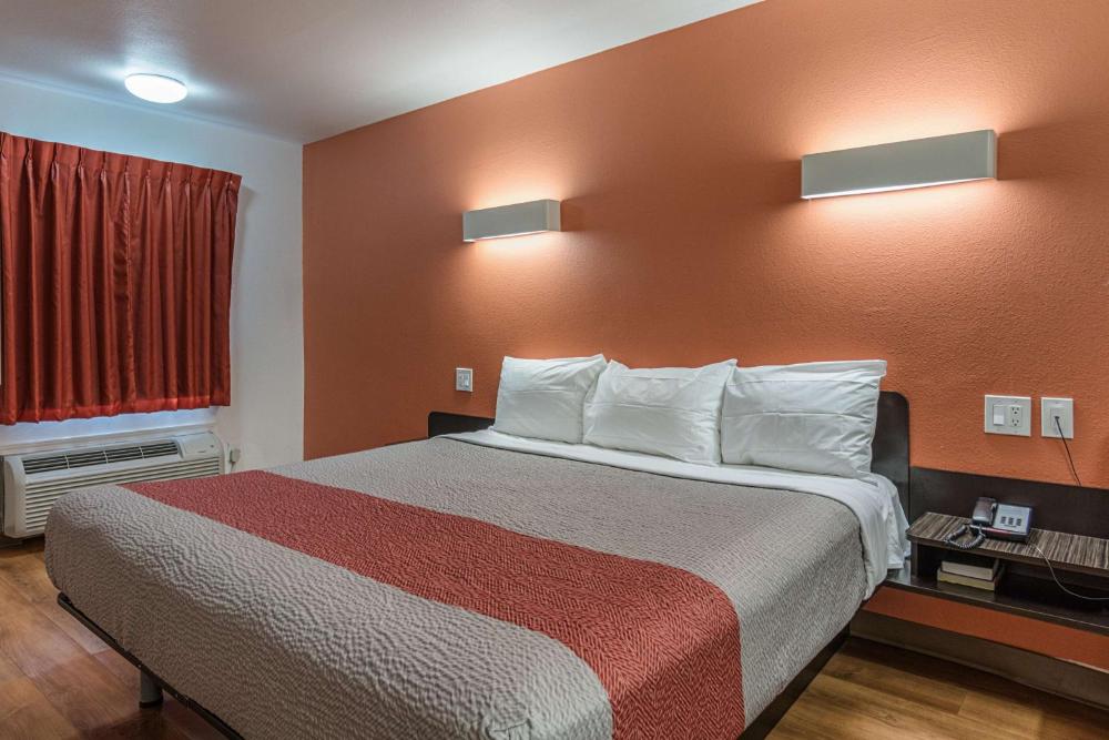 King Room - Non-Smoking interior